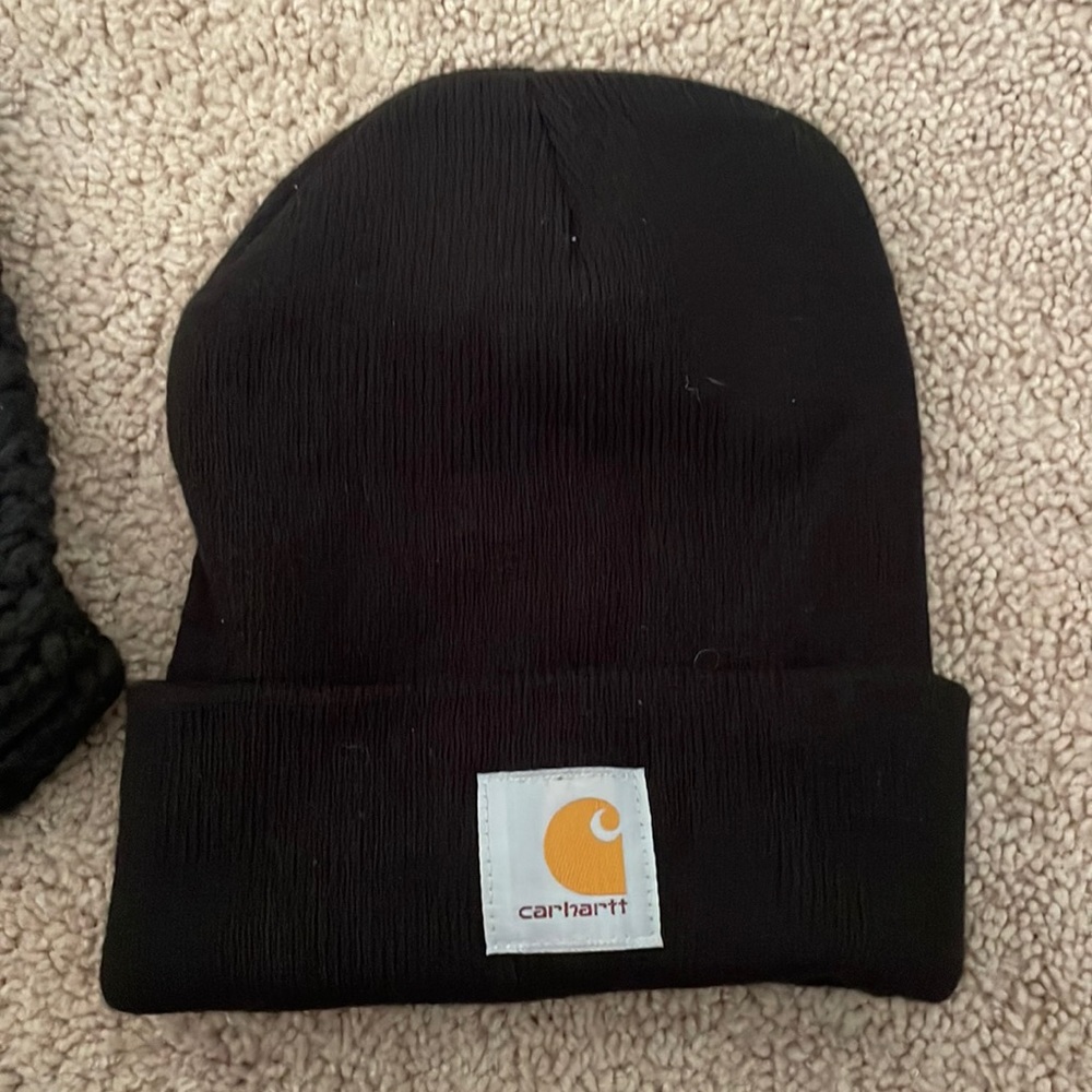 black CARHARTT hat